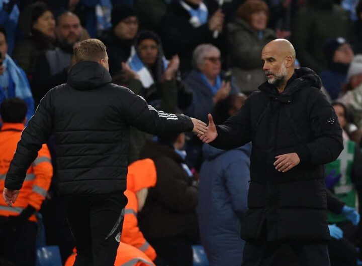 Pep Guardiola stringe la mano a un collega al termine di una partita di Premier League