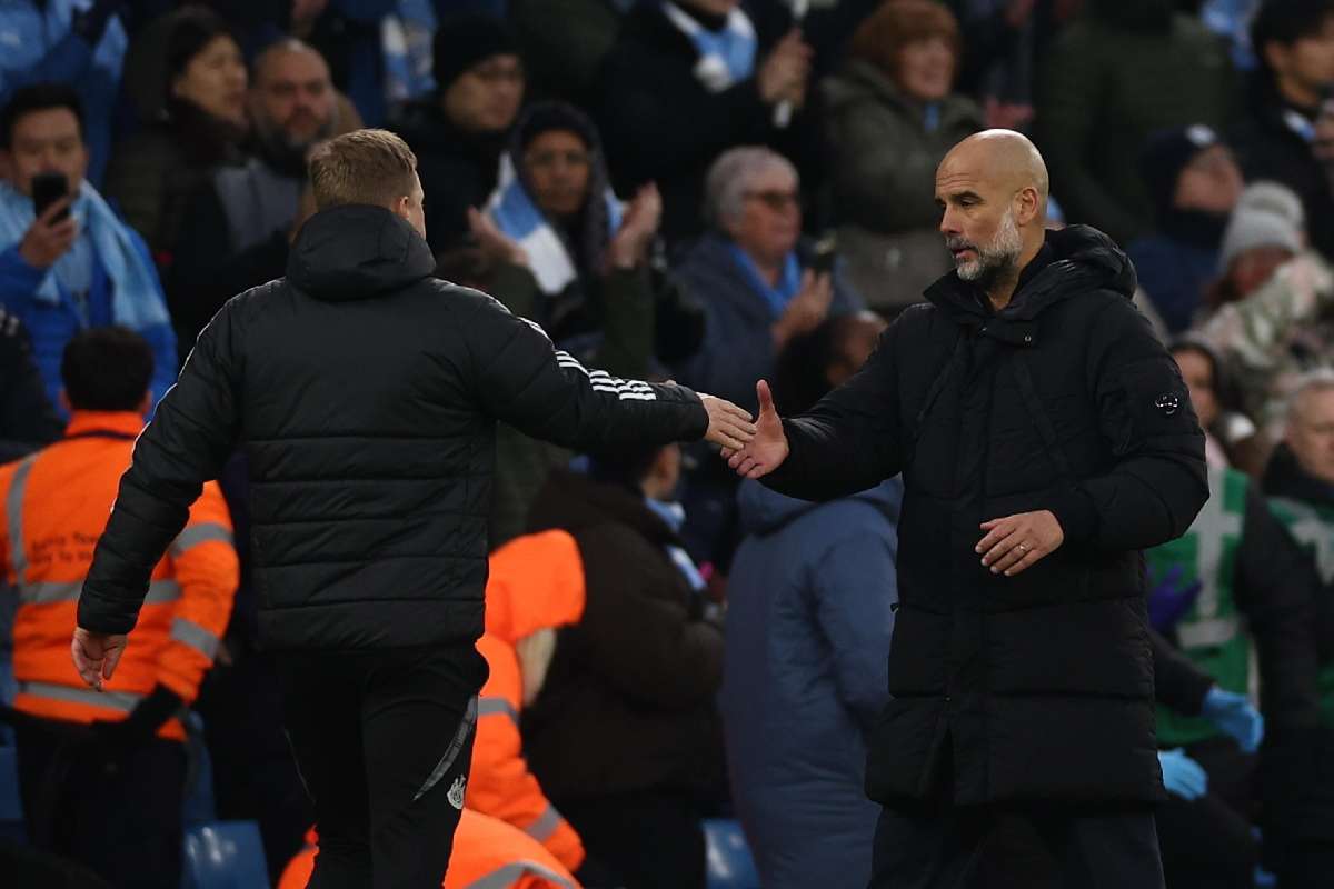 Pep Guardiola stringe la mano a un collega al termine di una partita di Premier League
