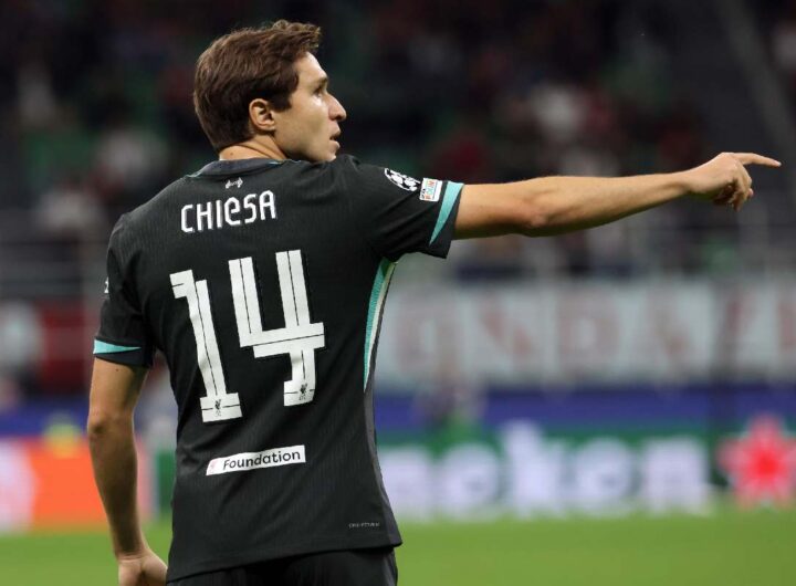 Premier League, Liverpool a un passo dal titolo: medaglia a rischio per Chiesa? Ecco perché. Nella foto, Federico Chiesa con la maglia del Liverpool
