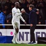 Romelu Lukaku dà la mano ad Antonio Conte dopo la sostituzione