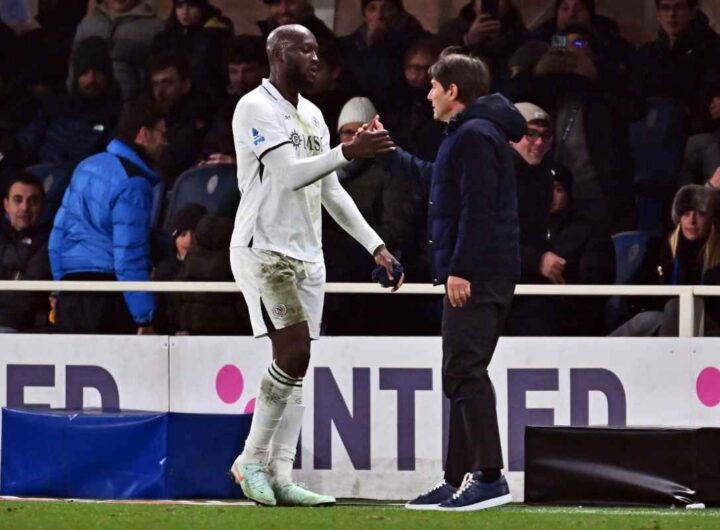 Romelu Lukaku dà la mano ad Antonio Conte dopo la sostituzione