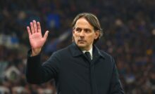 Simone Inzaghi saluta i tifosi interisti dopo una vittoria in Champions League