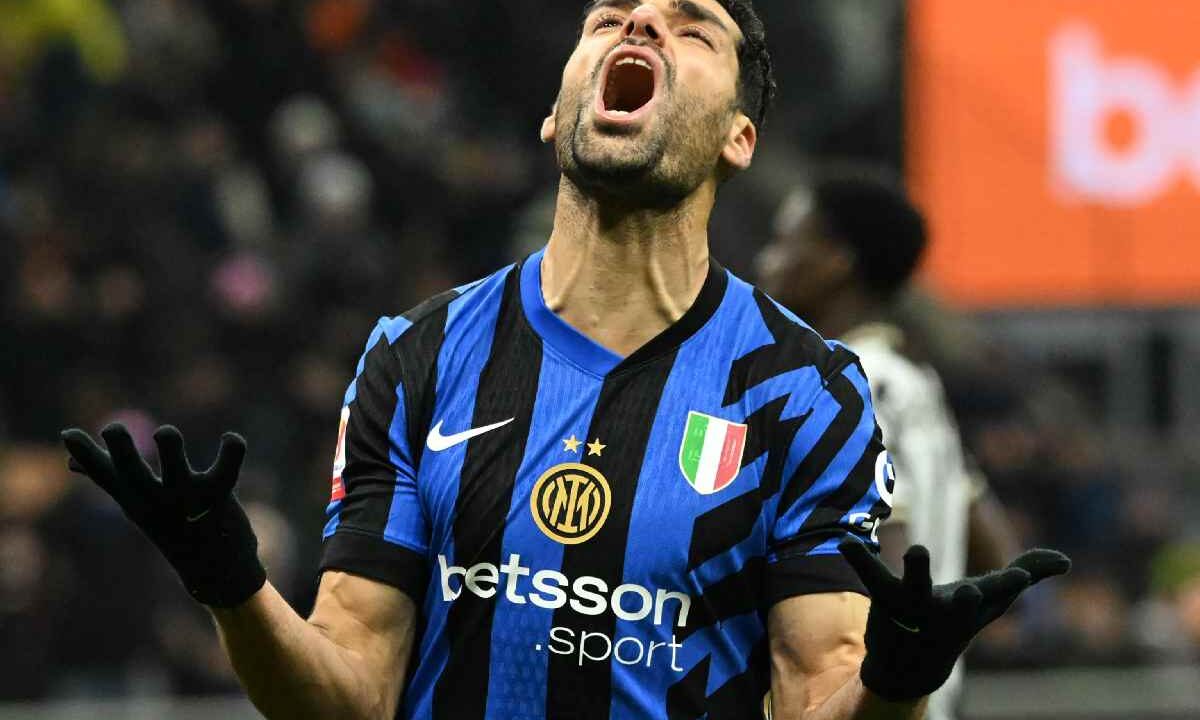 Taremi con la maglia dell'Inter si dispera dopo aver sbagliato un gol