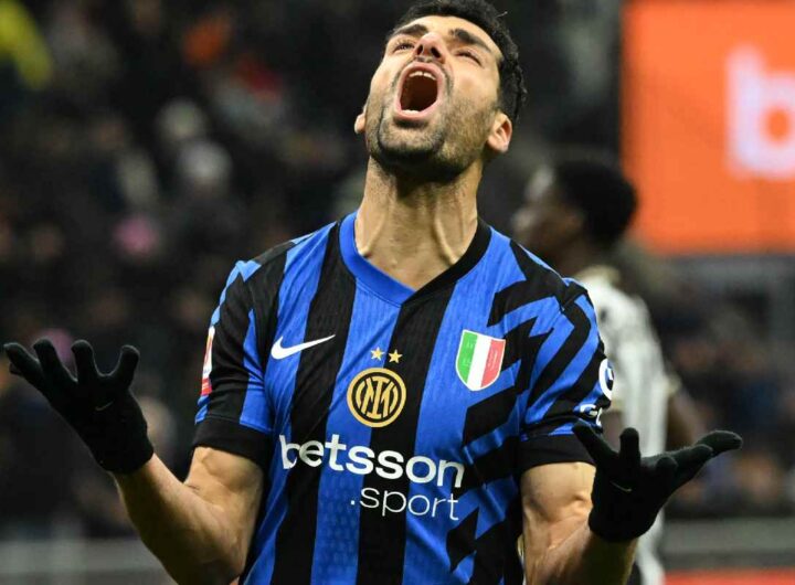 Taremi con la maglia dell'Inter si dispera dopo aver sbagliato un gol