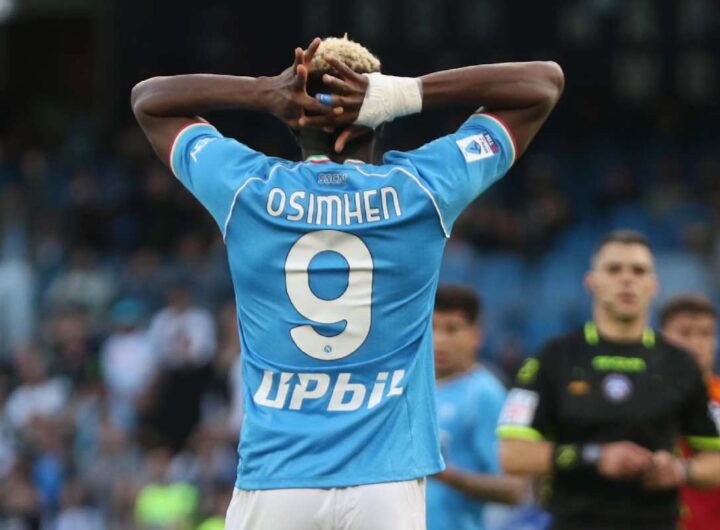 Victor Osimhen con le mani tra i capelli dopo un errore con la maglia del Napoli