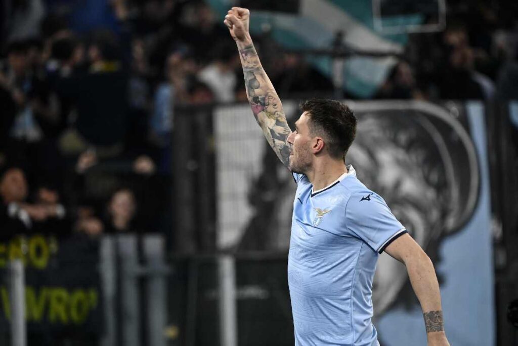 Alessio Romagnoli esulta dopo gol in Lazio - Roma