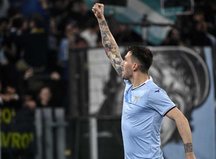 Alessio Romagnoli esulta dopo gol in Lazio - Roma