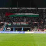 La bandiera della Palestina esposta dai tifosi del Palestino