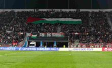La bandiera della Palestina esposta dai tifosi del Palestino