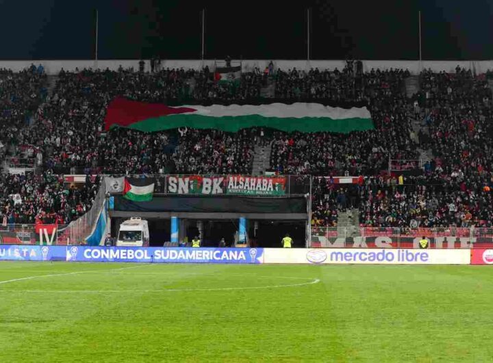 La bandiera della Palestina esposta dai tifosi del Palestino
