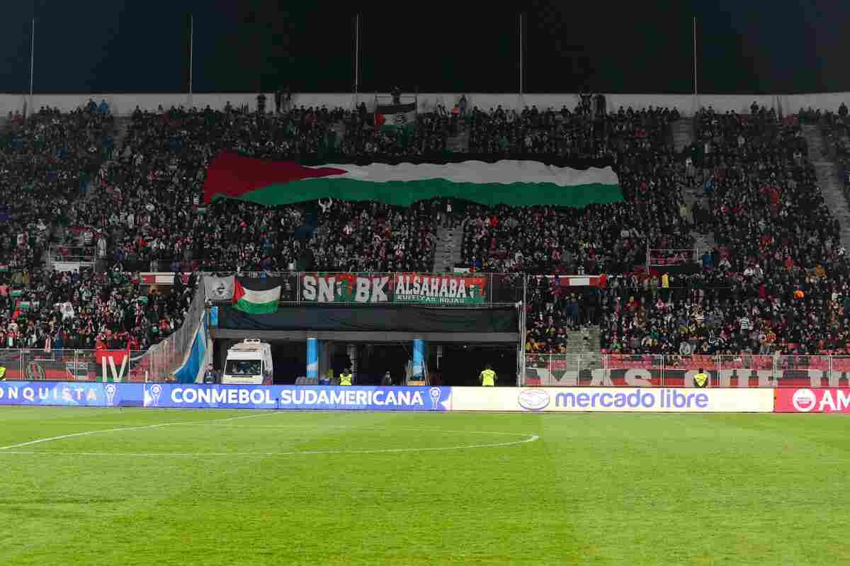 La bandiera della Palestina esposta dai tifosi del Palestino