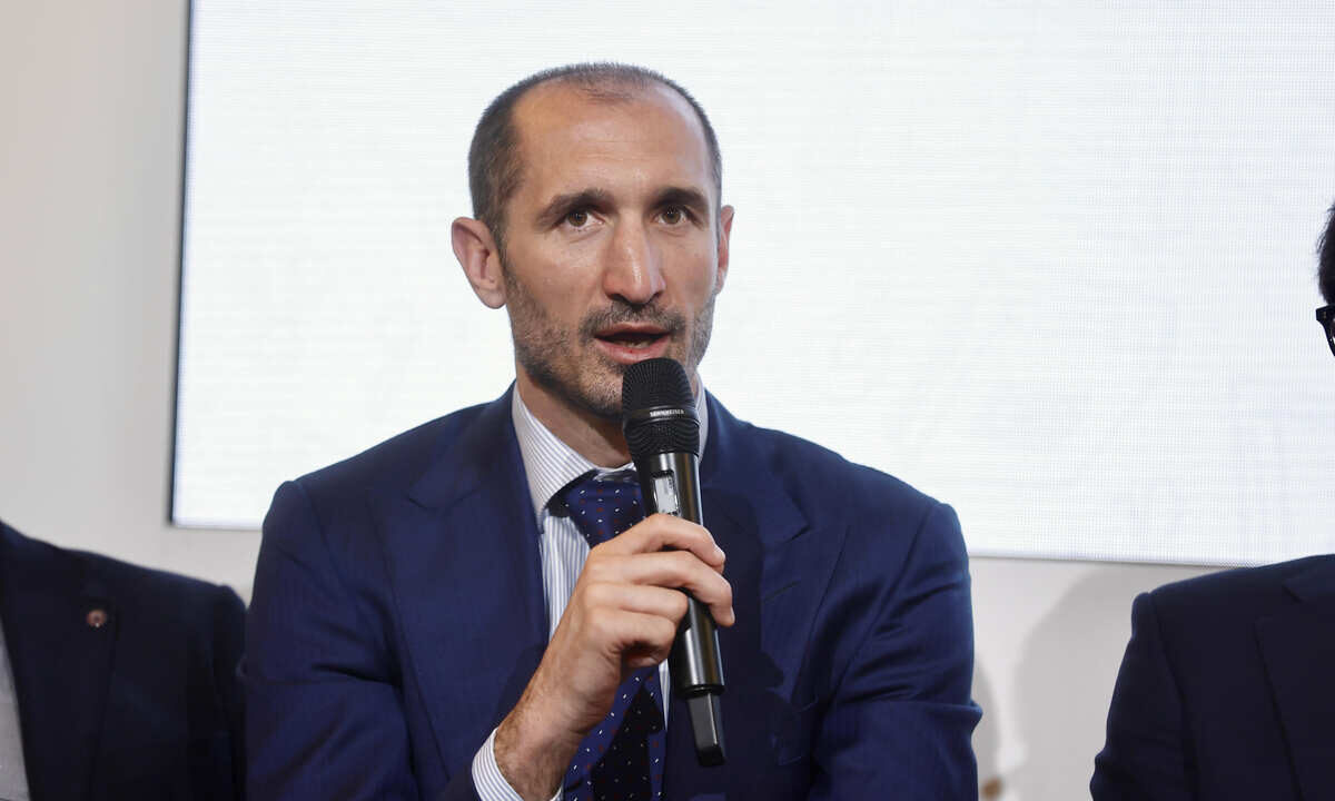 Giorgio Chiellini parla al microfono
