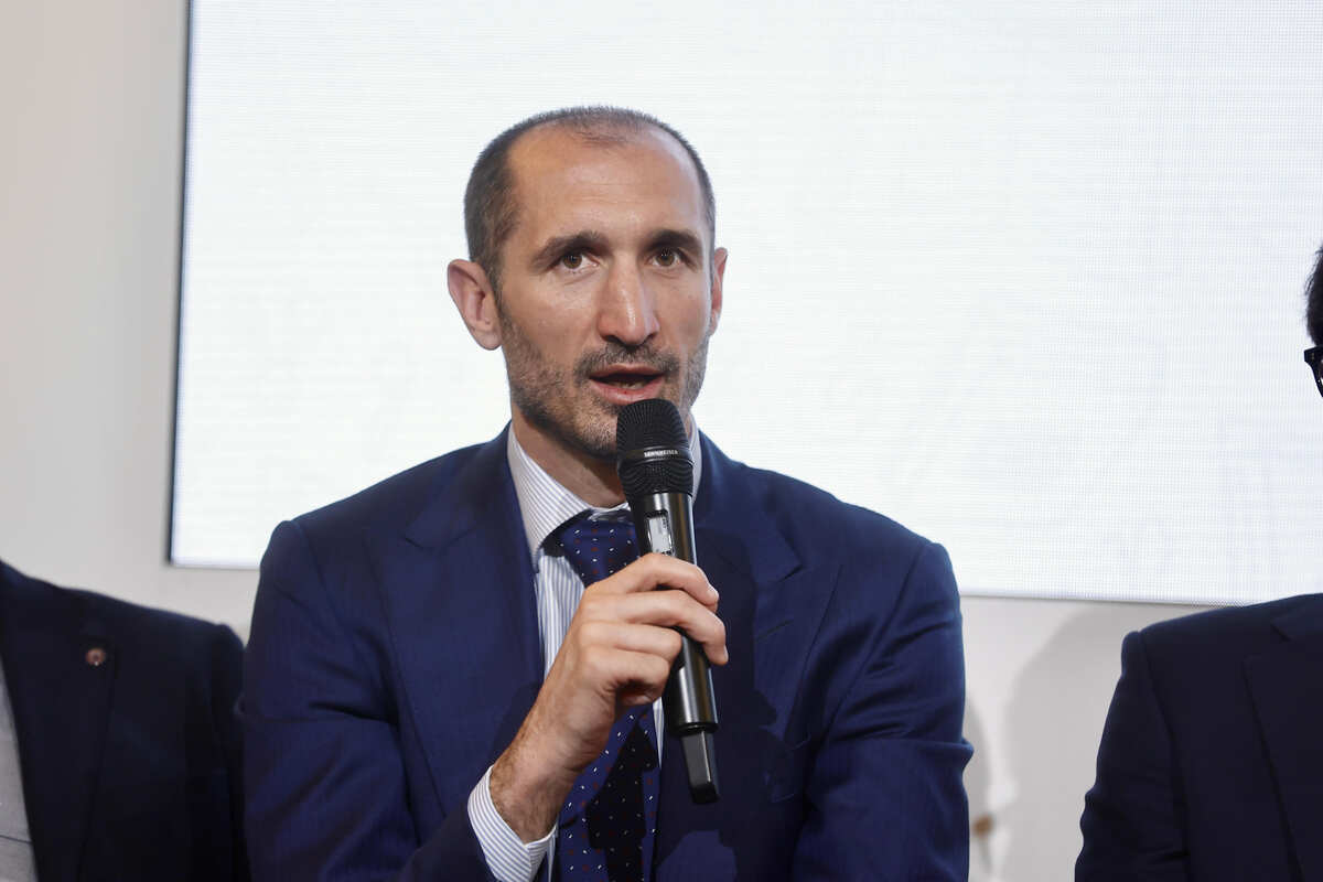 Giorgio Chiellini parla al microfono