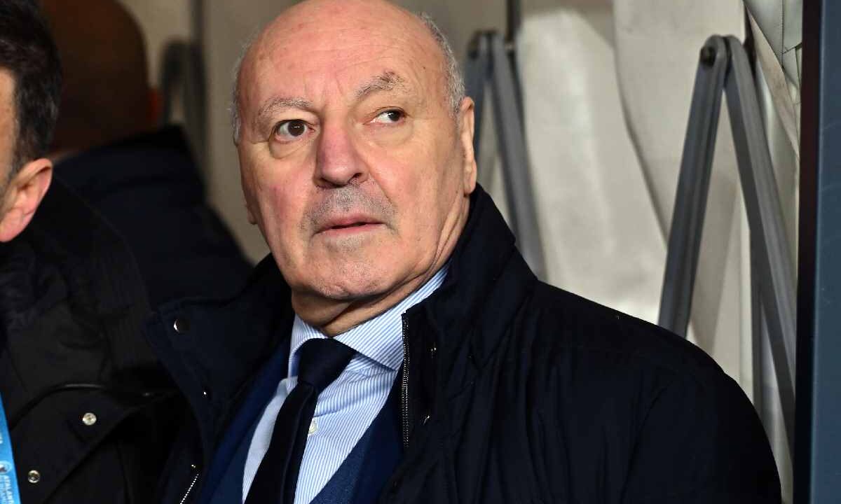 Giuseppe Marotta in primo piano in un tunnel a bordo campo