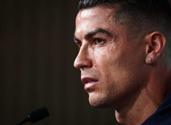 Un primo piano di Cristiano Ronaldo in conferenza stampa