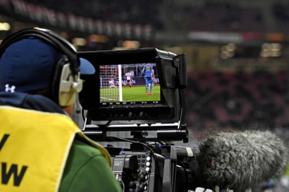 Abbonamenti alle pay tv e allo stadio con prezzi sempre più alti
