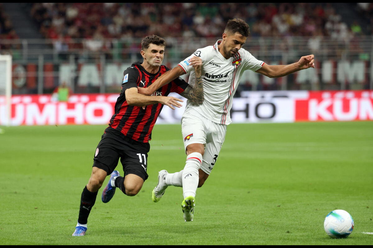 Giuseppe Pezzella contrastato da Pulisic