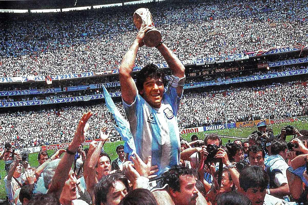 Maradona festeggia vittoria