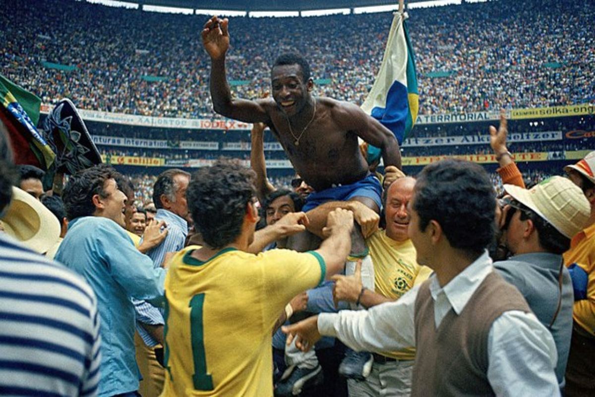 Pelé celebra la vittoria della finale