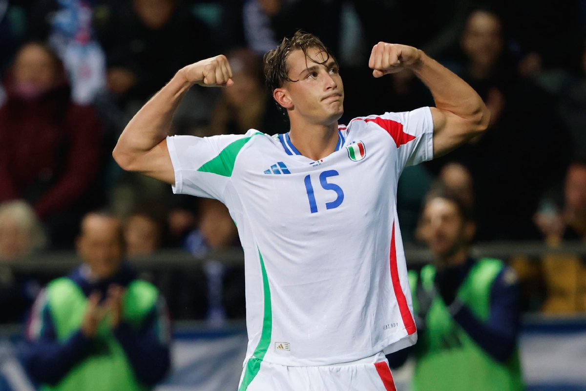 Pio Esposito con la maglia dell'Italia