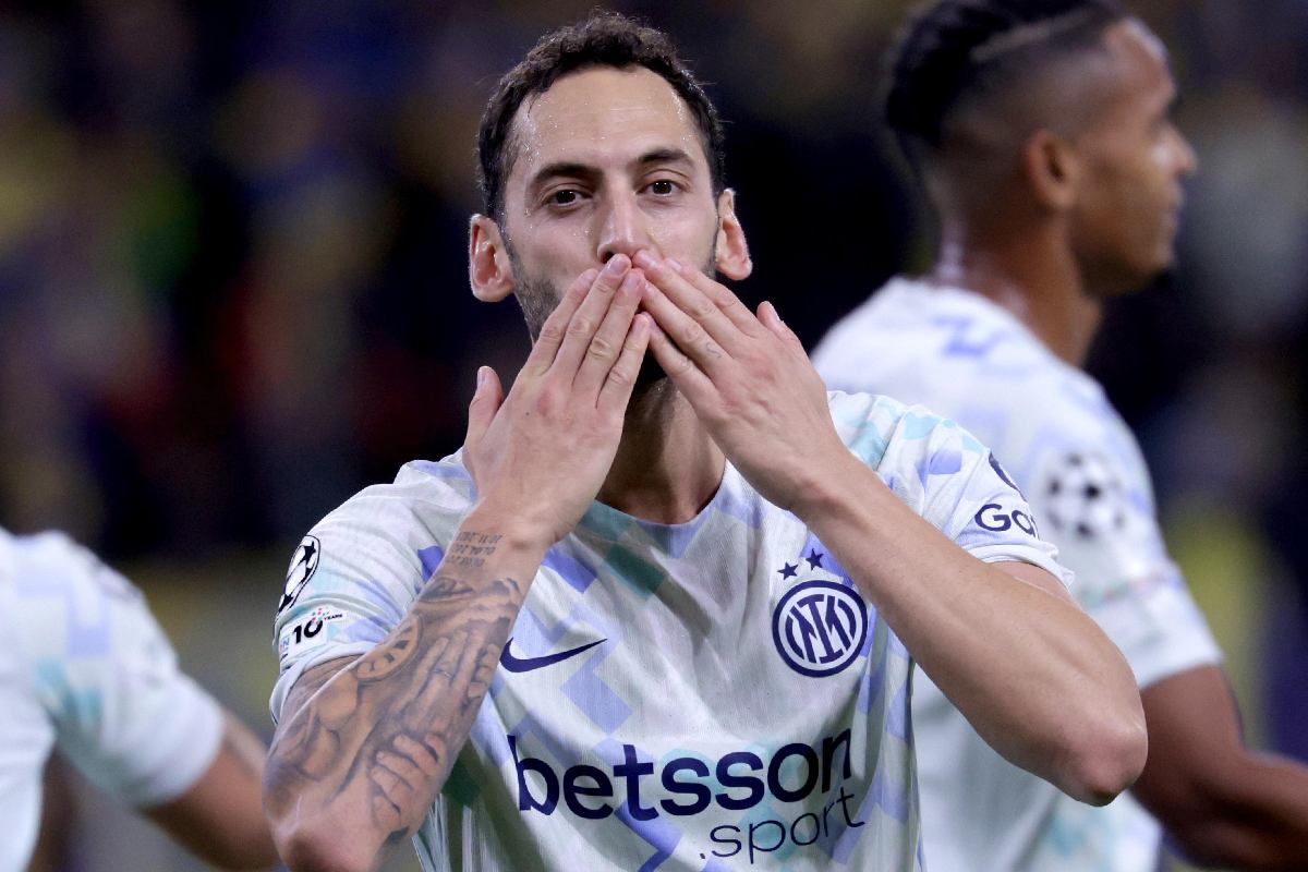 Hakan Calhanoglu centrocampista dell'Inter